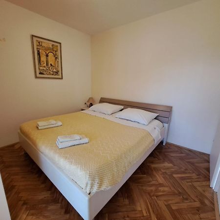 Apartments Sabina I Grapes Malinska Esterno foto