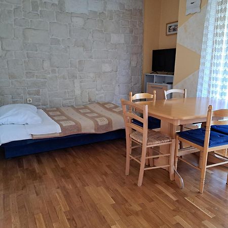 Apartments Sabina I Grapes Malinska Esterno foto