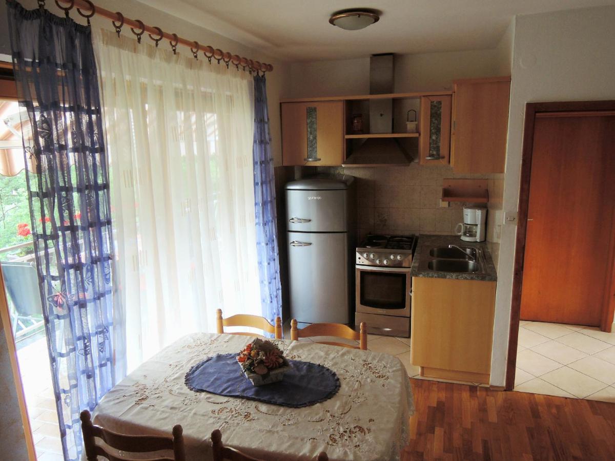 Apartments Sabina I Grapes Malinska Esterno foto