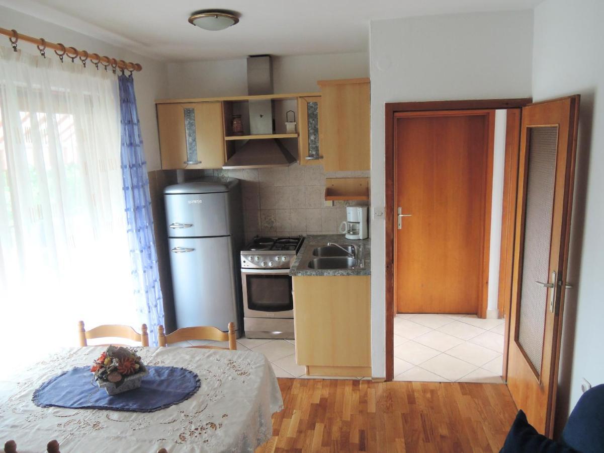 Apartments Sabina I Grapes Malinska Esterno foto