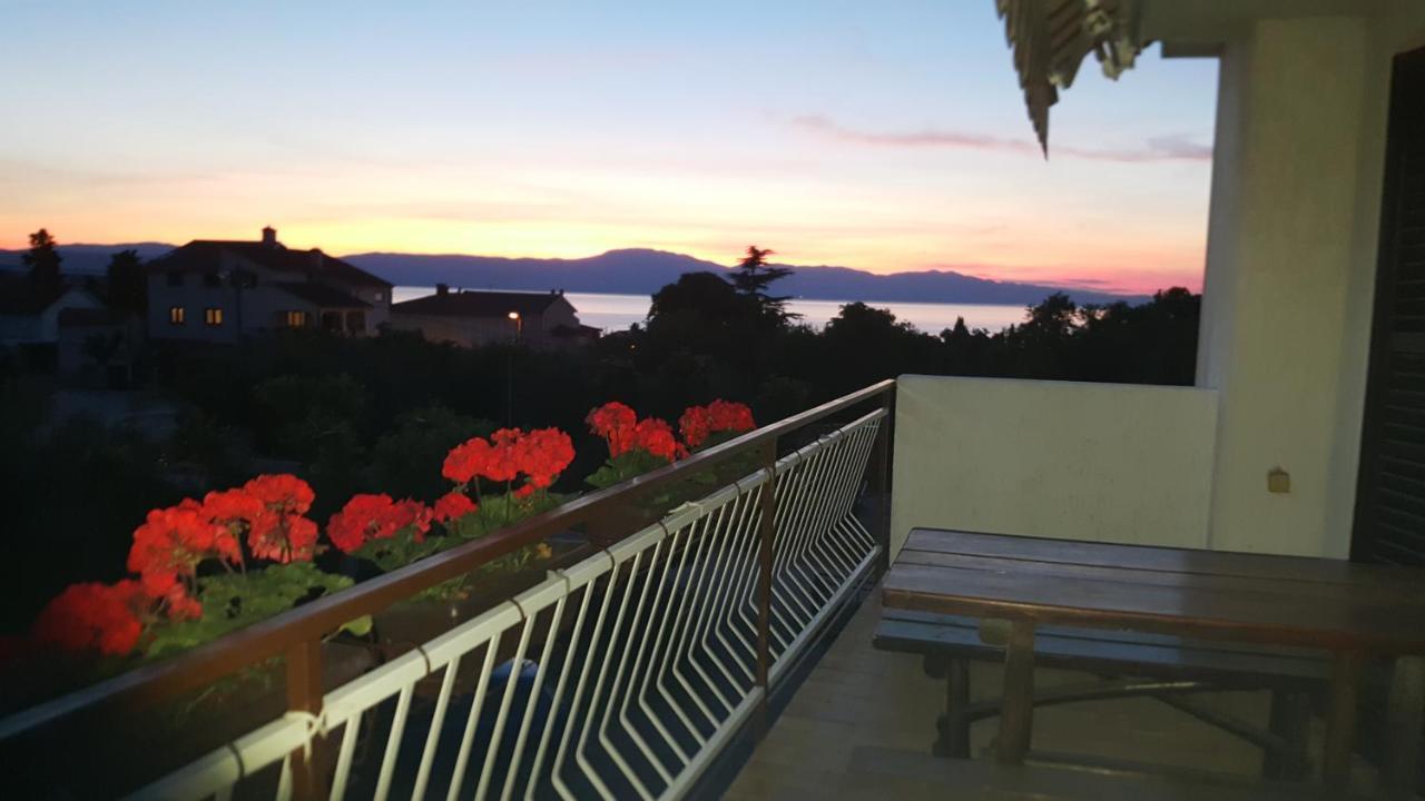 Apartments Sabina I Grapes Malinska Esterno foto