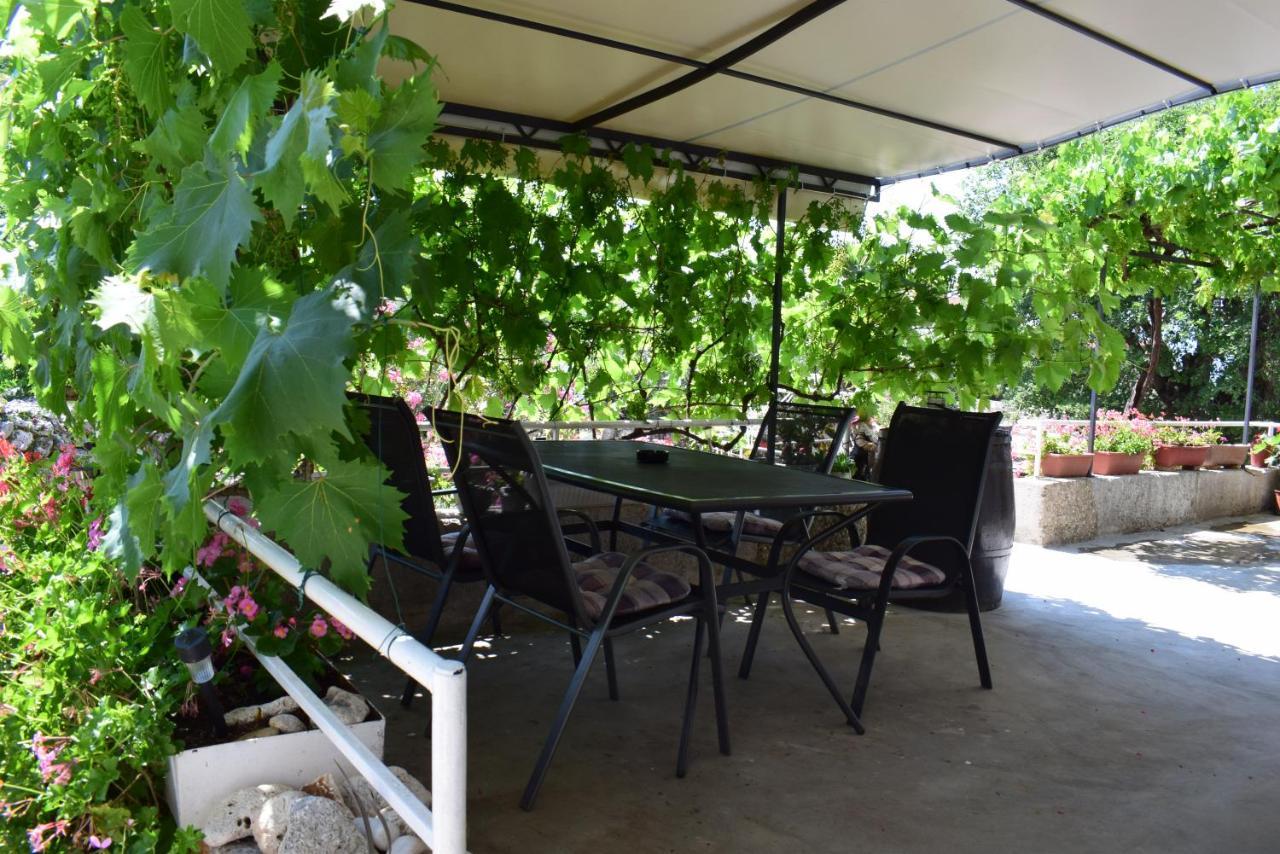 Apartments Sabina I Grapes Malinska Esterno foto