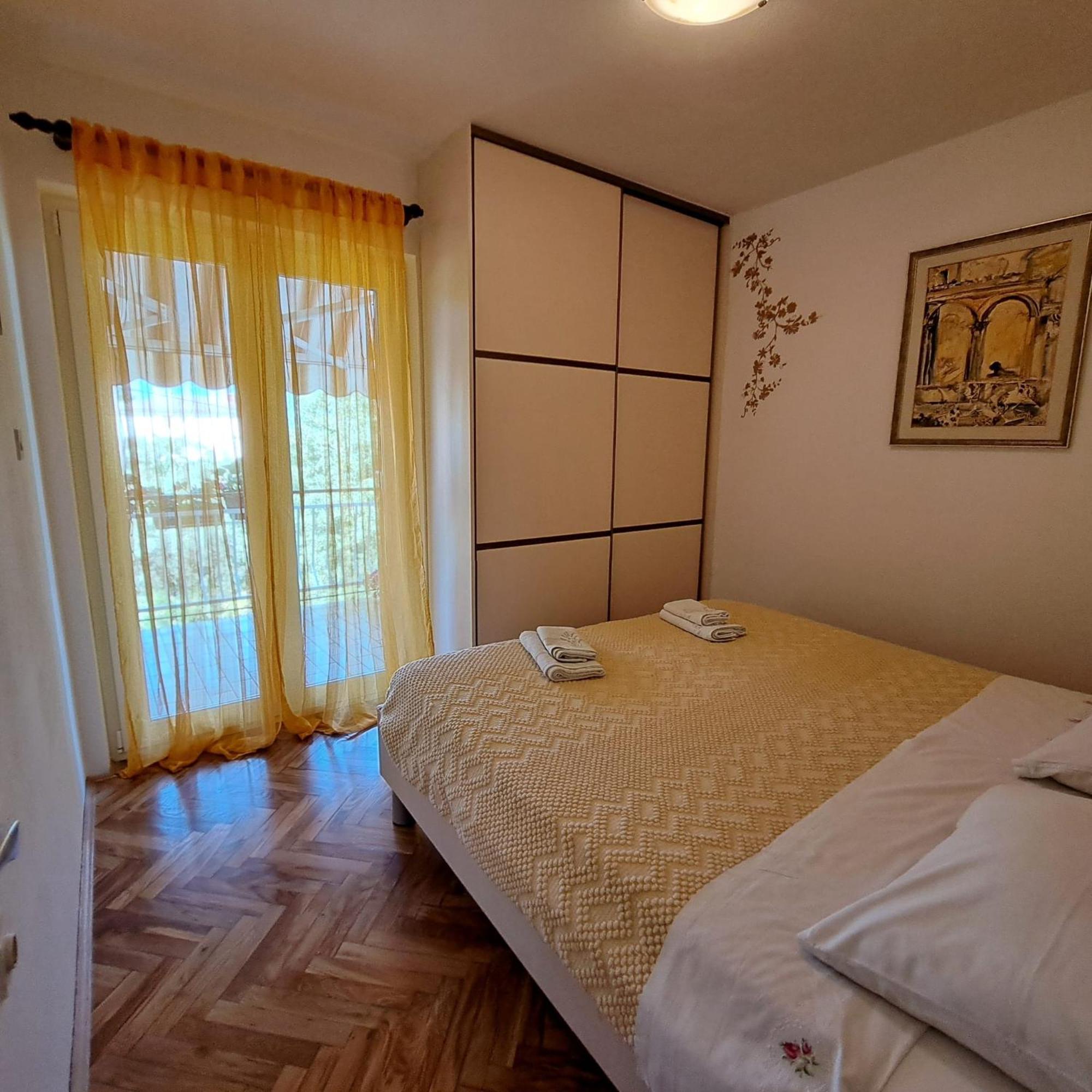 Apartments Sabina I Grapes Malinska Esterno foto