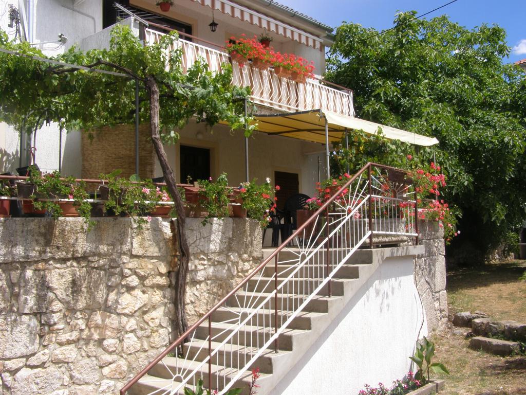 Apartments Sabina I Grapes Malinska Esterno foto
